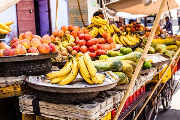 Mercado de granjeros asiáticos vendiendo verduras frescas — Foto de Stock
