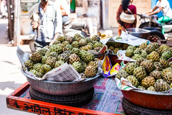 Fresh organic white bulb Custard Apple for sale at a market for farm products, India — Stock Photo, Image