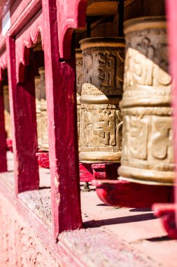 Budist dua tekerlekleri içinde yazılı mantra ile Tibet manastır. Hindistan, himalaya, ladakh