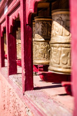 Budist dua tekerlekleri içinde yazılı mantra ile Tibet manastır. Hindistan, himalaya, ladakh