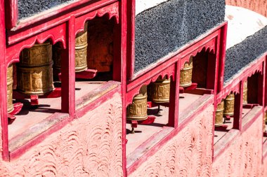 Budist dua tekerlekleri içinde yazılı mantra ile Tibet manastır. Hindistan, himalaya, ladakh