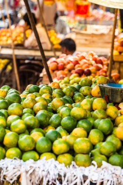 Hindistan geleneksel meyve pazarı.