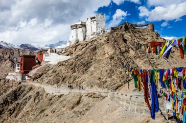 Namgyal tsemo gompa, leh, dramatik gökyüzü günbatımı Budist manastırda. Ladakh, Hindistan.