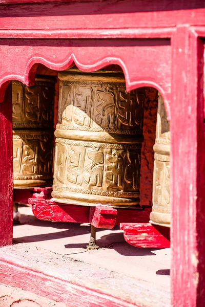 Boeddhistische gebed wielen in Tibetaans klooster met schriftelijke mantra. India, himalaya, ladakh — Stockfoto