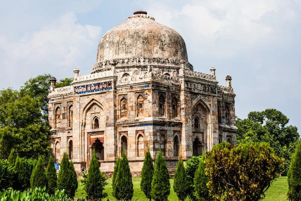 Lodi Gardens. Islamic Tomb (Seesh Gumbad and Bara Gumbad) set in landscaped gardens. 15th Century AD. New Delhi, India. — Stock Photo, Image