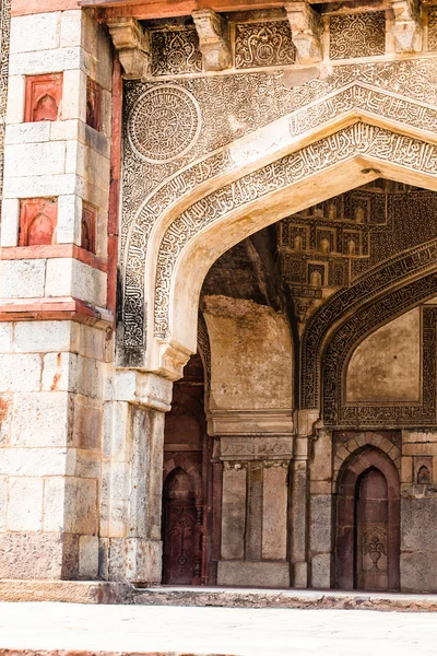 Lodi Gardens. Túmulo Islâmico (Seesh Gumbad e Bara Gumbad) ambientado em jardins paisagísticos. Século XV d.C. Nova Deli, Índia . — Fotografia de Stock