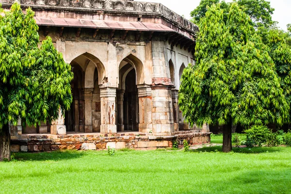 Jardines Lodi. La tumba islámica (Seesh Gumbad y Bara Gumbad) se encuentra en jardines paisajísticos. Siglo 15 dC. Nueva Delhi, India . —  Fotos de Stock
