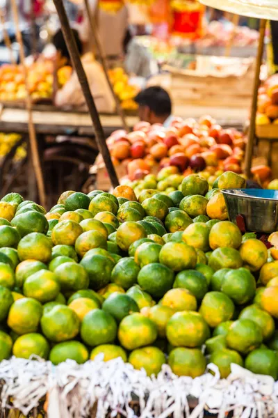 Mercado de frutas tradicional en la India . —  Fotos de Stock