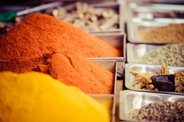 Närbild av kryddor på marknaden för försäljning. — Stockfoto