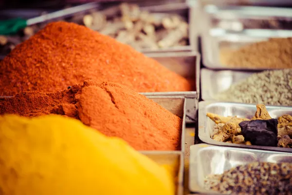 Primer plano de las especias en el mercado de venta . — Foto de Stock