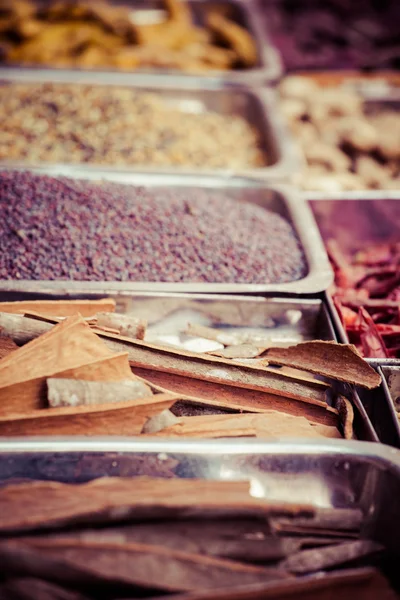 Close-up van specerijen op verkoop markt. — Stockfoto