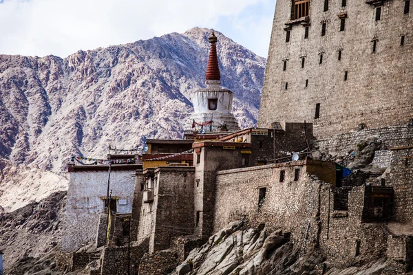Leh kloster vilar över medeltida staden leh — Stockfoto
