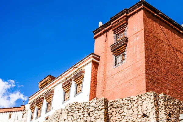Monasterio de Leh se cierne sobre la ciudad medieval de Leh —  Fotos de Stock