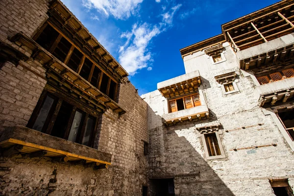 Mosteiro de Leh pairando sobre a cidade medieval de Leh — Fotografia de Stock
