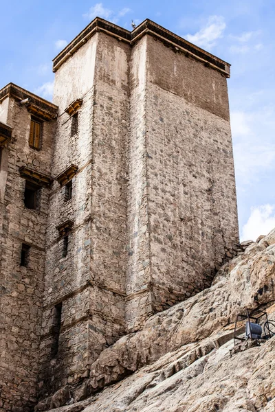 Mosteiro de Leh pairando sobre a cidade medieval de Leh — Fotografia de Stock