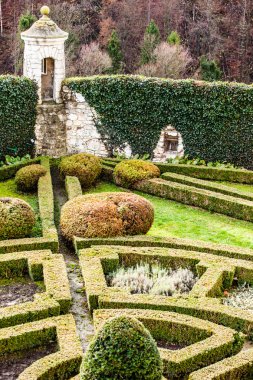 18. yüzyıl resmi bahçede kale pieskowa skala Polonya.
