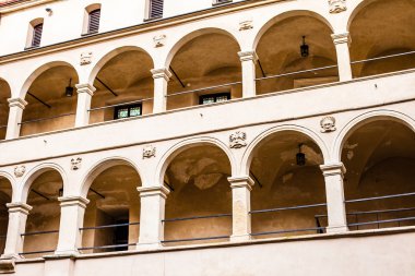 Courtyard kale eğlencelerle pieskowa skala, ortaçağ bina krakow, Polonya