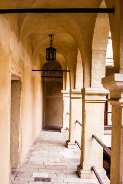 Courtyard kale eğlencelerle pieskowa skala, ortaçağ bina krakow, Polonya