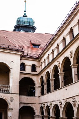Courtyard kale eğlencelerle pieskowa skala, ortaçağ bina krakow, Polonya