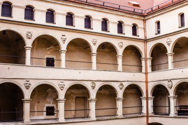 Courtyard kale eğlencelerle pieskowa skala, ortaçağ bina krakow, Polonya