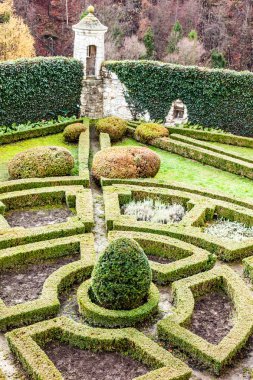 18. yüzyıl resmi bahçede kale pieskowa skala Polonya.