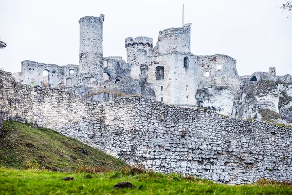 Las ruinas del antiguo castillo de las fortificaciones Ogrodzieniec, Polonia . —  Fotos de Stock