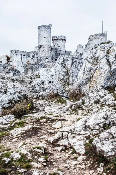 As antigas ruínas do castelo de fortificações Ogrodzieniec, Polónia . — Fotografia de Stock