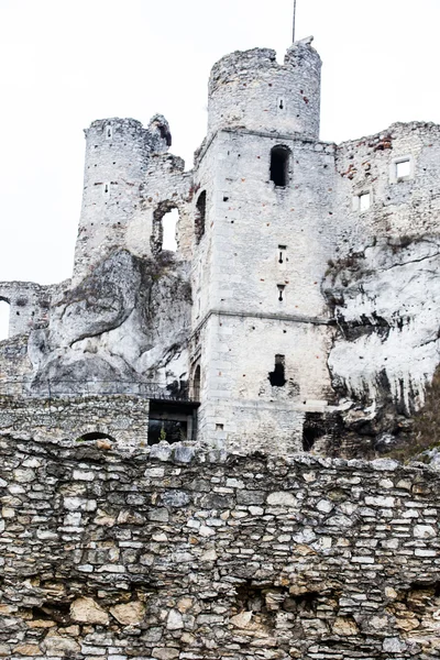 Las ruinas del antiguo castillo de las fortificaciones Ogrodzieniec, Polonia . —  Fotos de Stock