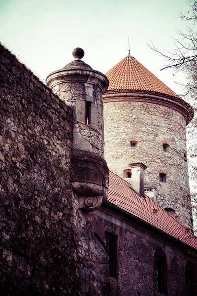 Widok Pieskowej skala zamek i ogród, średniowiecznym budynku stojącym w pobliżu Kraków, Polska — Zdjęcie stockowe