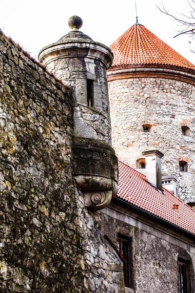 Vista de Pieskowa Skala Castelo e jardim, edifício medieval perto de Cracóvia, Polônia — Fotografia de Stock
