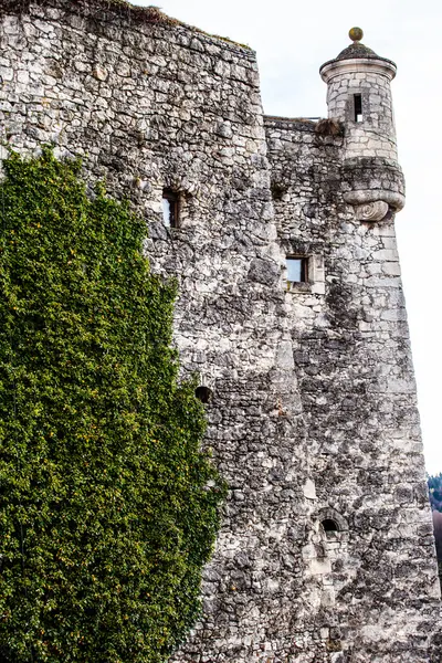 View of Pieskowa Skala Castle and garden, medieval building near Krakow, Poland — Stock Photo, Image