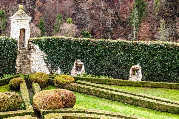 18. století formální zahrada v hradu pieskowa skala v Polsku. — Stock fotografie