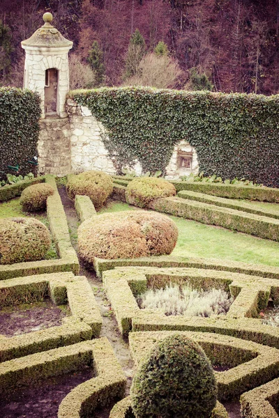 Vista de Pieskowa Skala Castelo e jardim, edifício medieval perto de Cracóvia, Polônia — Fotografia de Stock