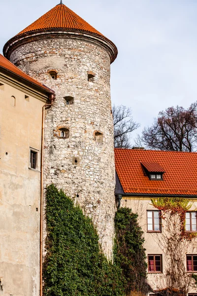 Pohled na hrad pieskowa skala a zahradu, středověké budově poblíž krakow, Polsko — Stock fotografie