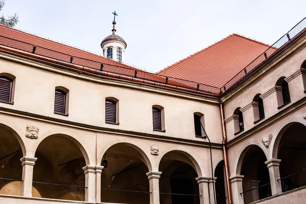 Binnenplaats kasteel arcades National skala, middeleeuwse gebouw in de buurt van Krakau, Polen — Stockfoto