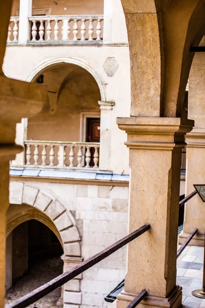 Patio arcadas castillo Pieskowa Skala, edificio medieval cerca de Cracovia, Polonia —  Fotos de Stock