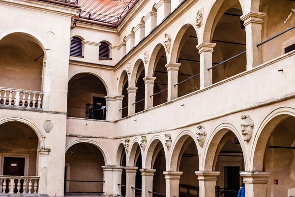 Courtyard slott arkader pieskowa skala, medeltida byggnad nära krakow, Polen — Stockfoto