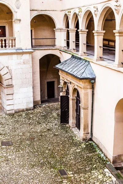 Dziedziniec zamku arkadami Pieskowej skala, średniowiecznym budynku stojącym w pobliżu Kraków, Polska — Zdjęcie stockowe