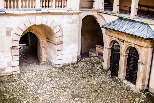 Veduta del castello e del giardino di Pieskowa Skala, edificio medievale vicino a Cracovia, Polonia — Foto Stock