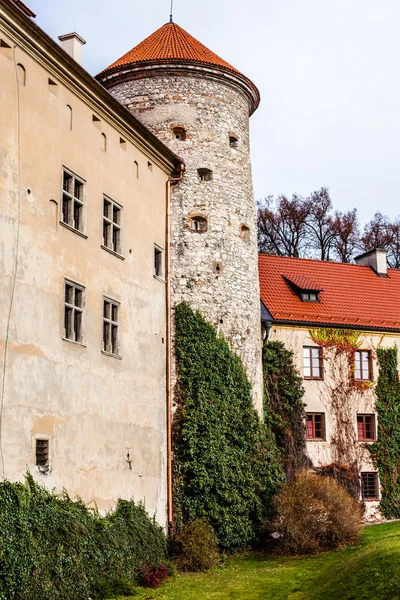 Vista del castillo y jardín de Pieskowa Skala, edificio medieval cerca de Cracovia, Polonia — Foto de Stock