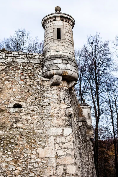 Vista de Pieskowa Skala Castelo e jardim, edifício medieval perto de Cracóvia, Polônia — Fotografia de Stock