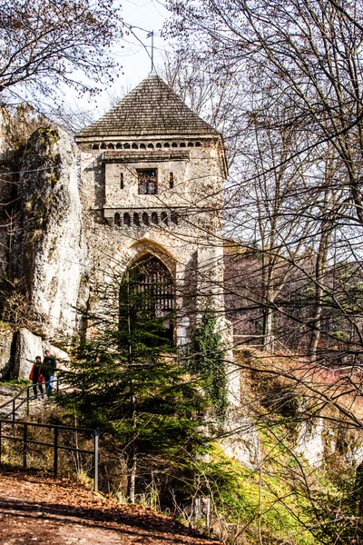 Ruínas de castelo em um topo de colina em Ojcow, Polônia — Fotografia de Stock