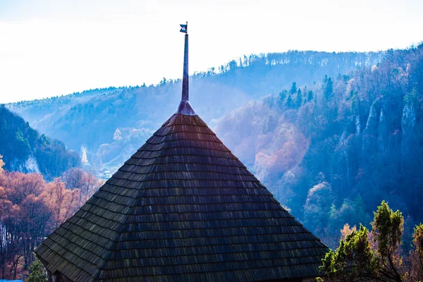 Ruínas de castelo em um topo de colina em Ojcow, Polônia — Fotografia de Stock