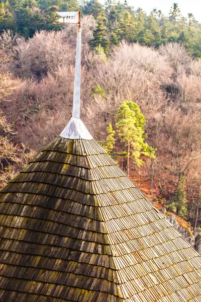 Slottsruiner på toppen av en kulle i ojcow, Polen — Stockfoto