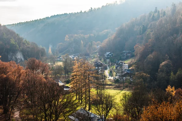 Floresta outonal e rocha branca, Parque Nacional de Ojcowski, Ojcow, Polónia — Fotografia de Stock