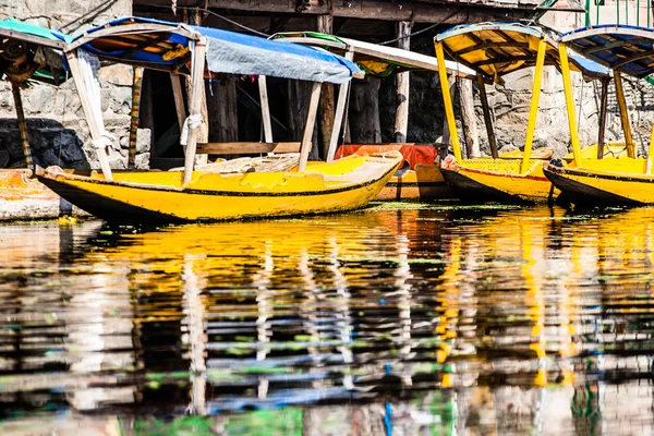 Barco Shikara en el lago Dal, Cachemira India — Foto de Stock