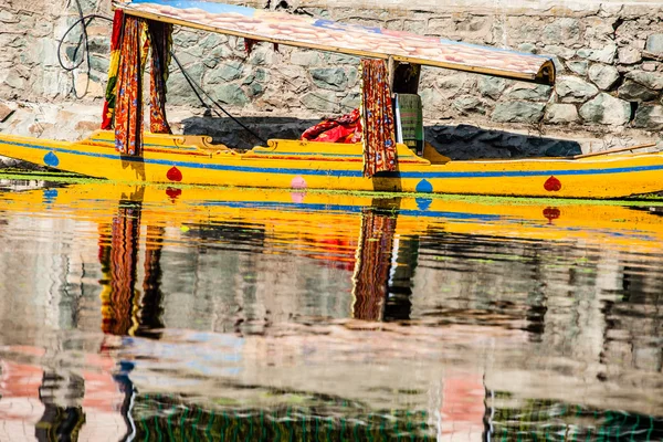 Shikara βάρκα στη λίμνη dal, Ινδία Κασμίρ — Φωτογραφία Αρχείου