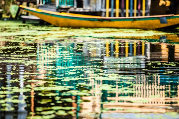 ダル湖、カシミール インドでシカラ ボート — ストック写真