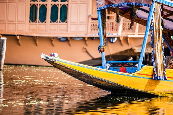 Shikaře loď na jezeře dal, Kašmír, Indie — Stock fotografie