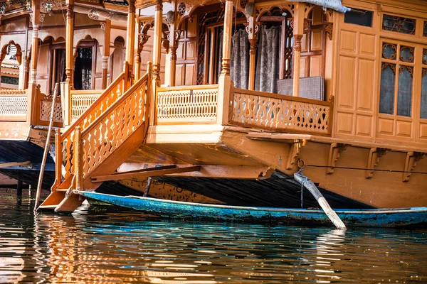 Houseboats, the floating luxury hotels in Dal Lake, Srinagar.India — Stock Photo, Image